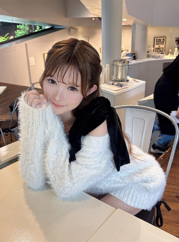 リボン付きワンショルダーケーブル編みニットワンピース