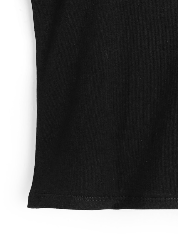 バックルオフショルダートップス