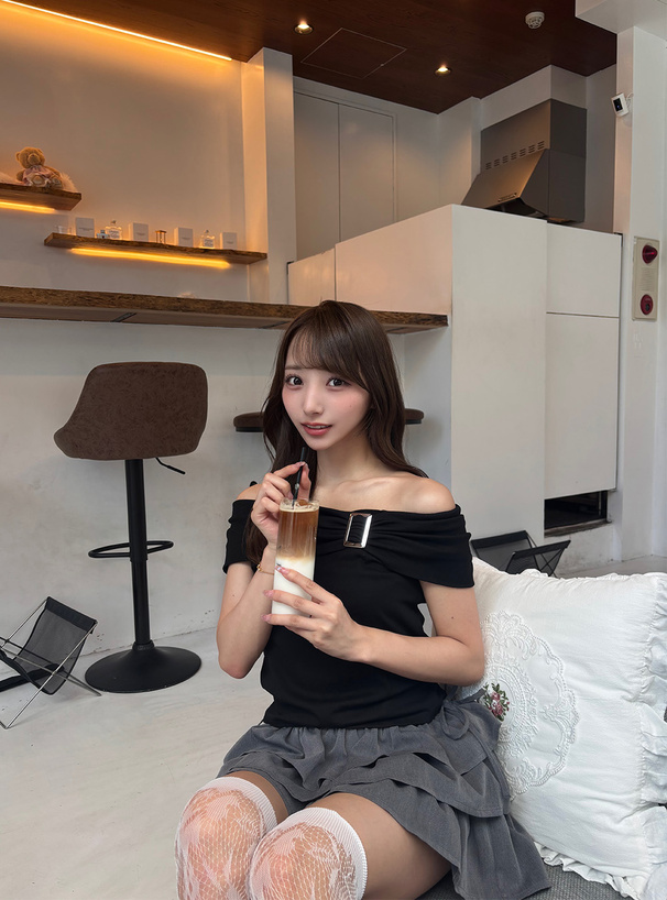 バックルオフショルダートップス