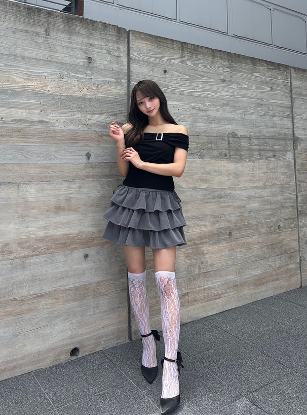 バックルオフショルダートップス