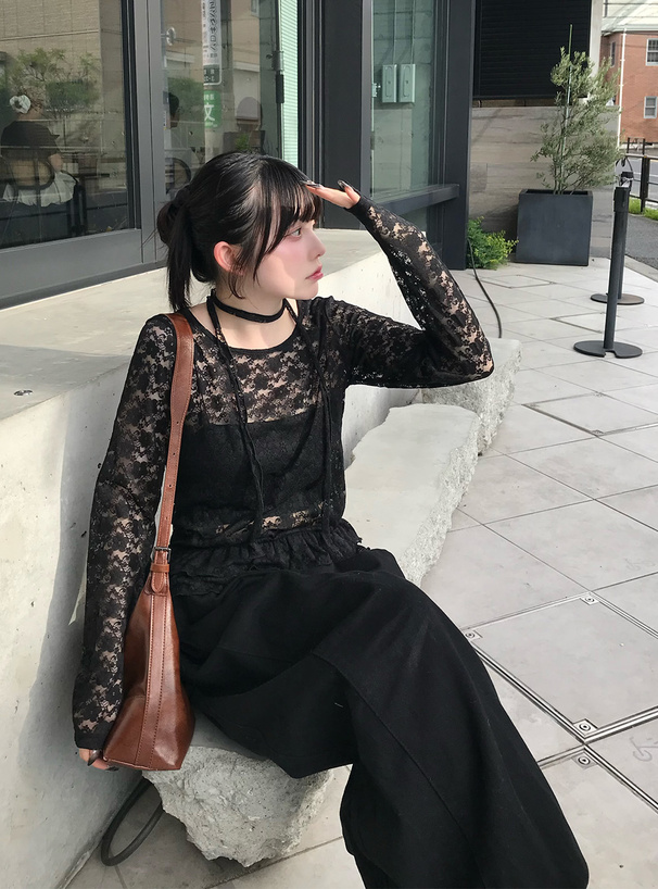 チョーカー付き花柄レースフリルトップス