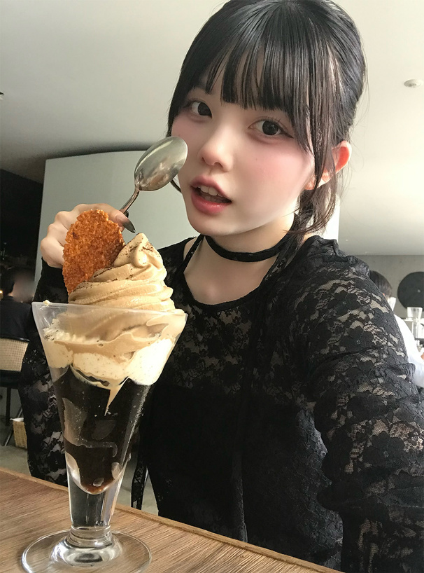 チョーカー付き花柄レースフリルトップス