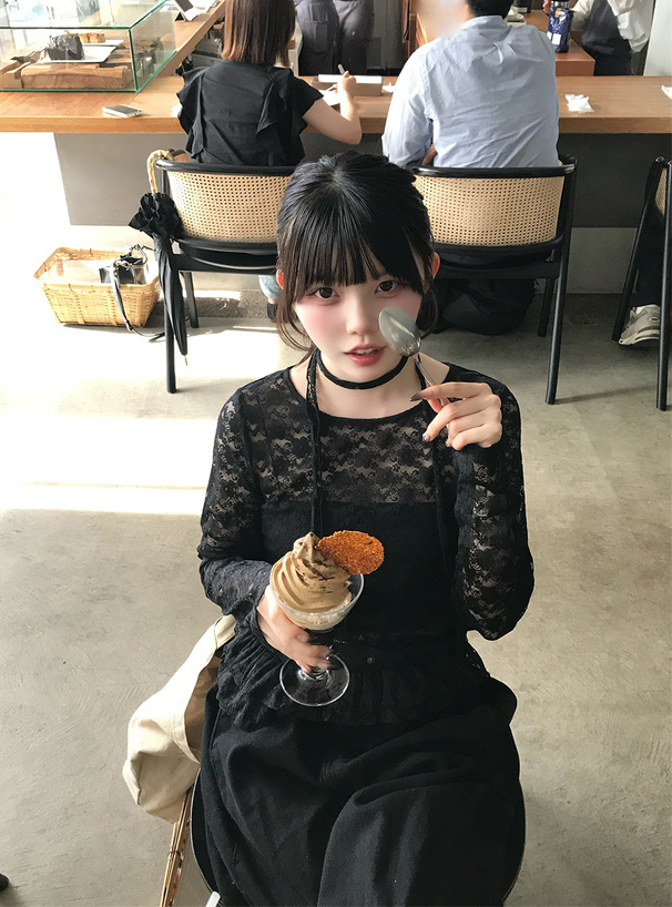 チョーカー付き花柄レースフリルトップス