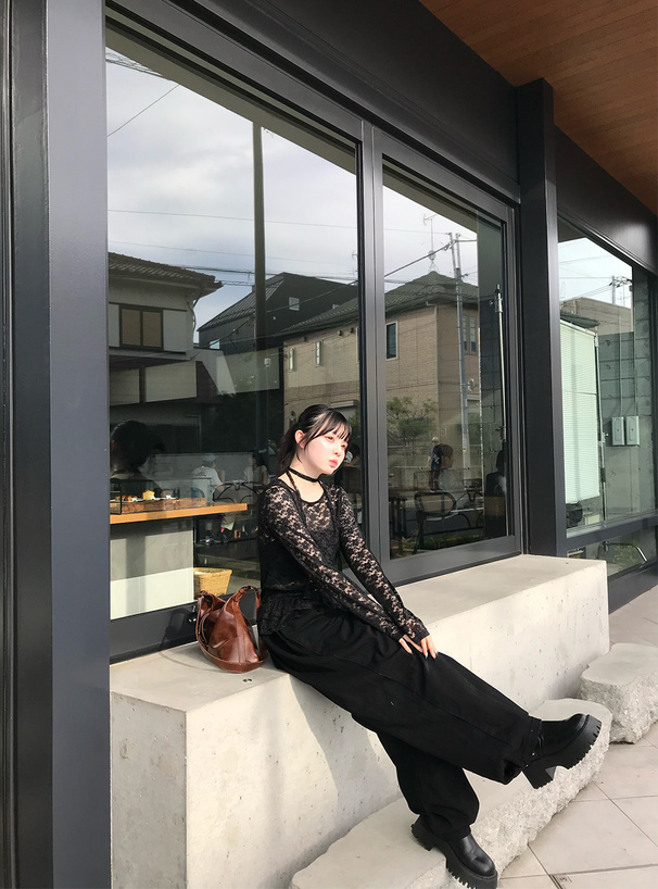 チョーカー付き花柄レースフリルトップス