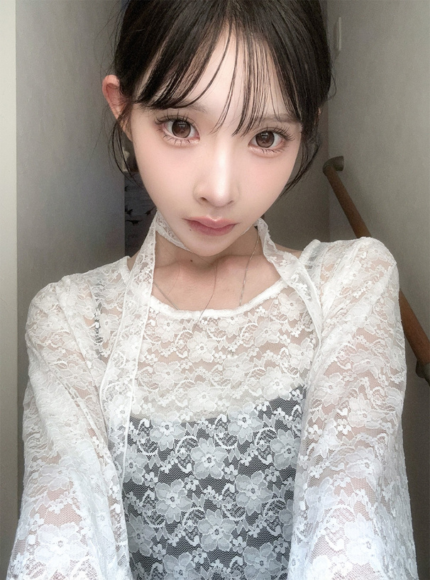 チョーカー付き花柄レースフリルトップス