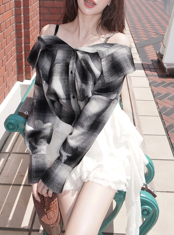 チェック柄オフショルダーシャツ