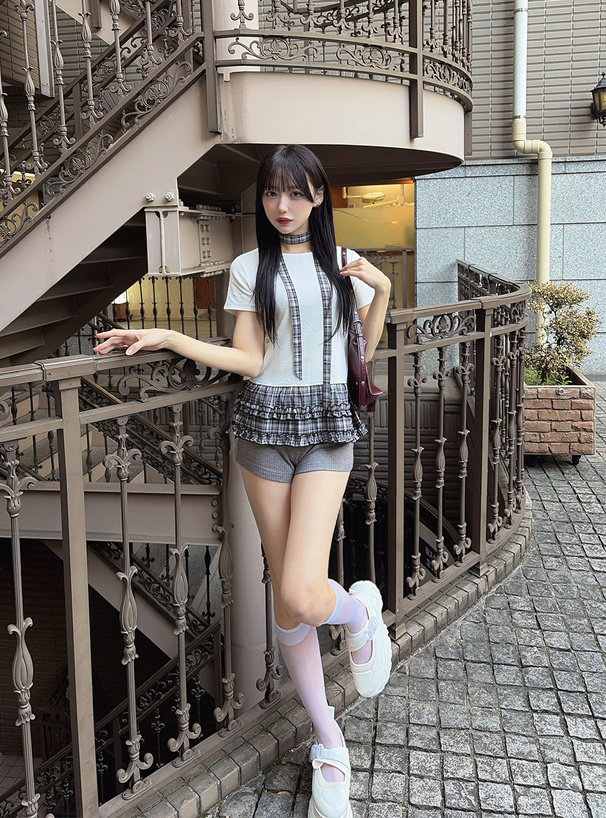 タイ付きチェック柄フリルトップス