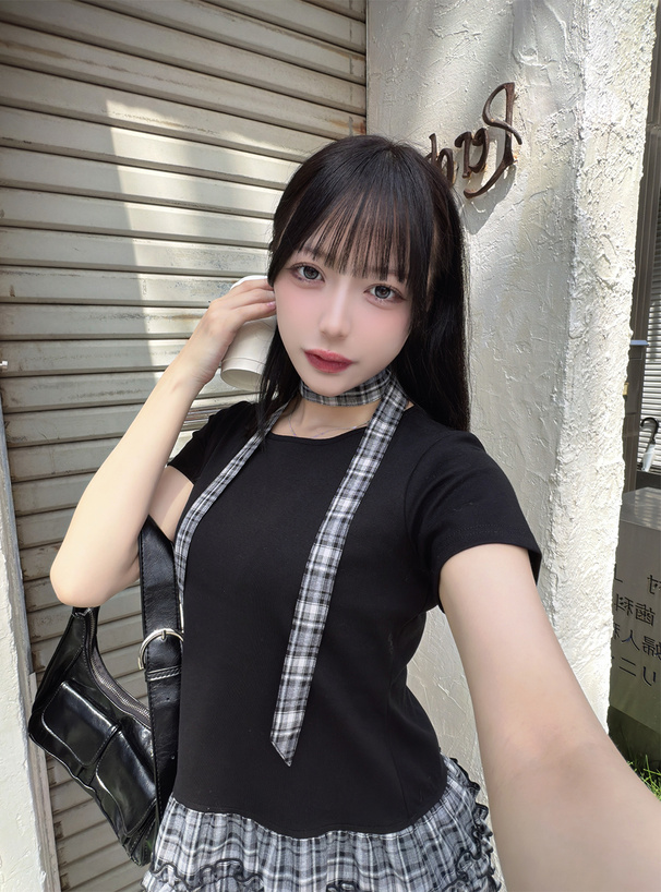 タイ付きチェック柄フリルトップス