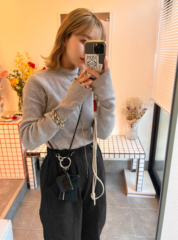 サムホール付きショート丈ニットトップス