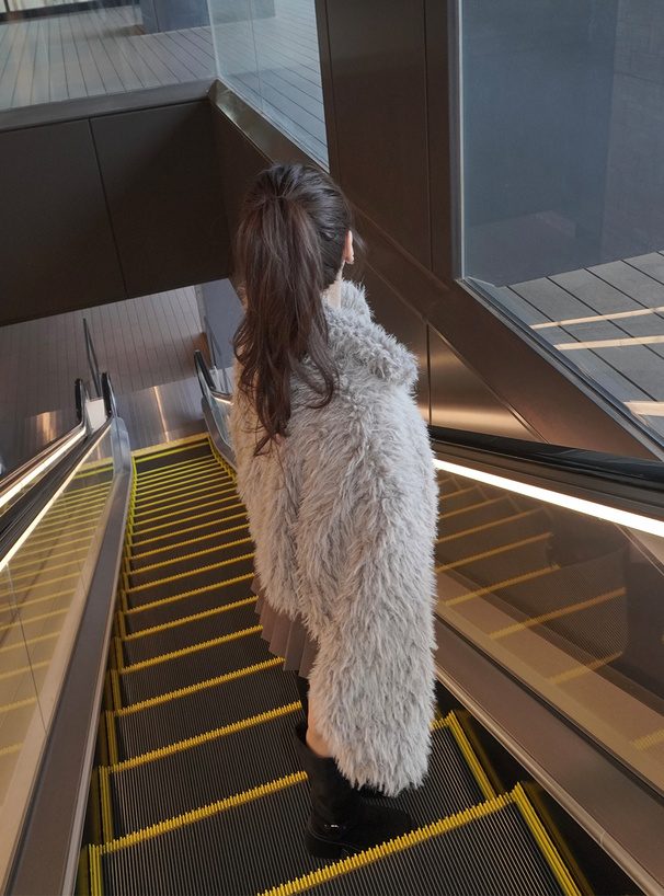 ILLIT アイリット BEB スタンドネックシープファーブルゾン