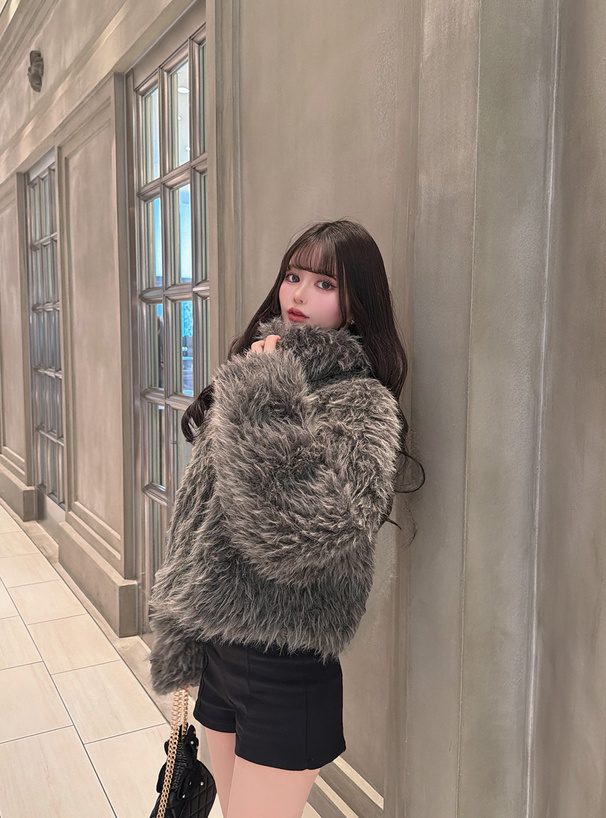 ILLIT アイリット BEB スタンドネックシープファーブルゾン