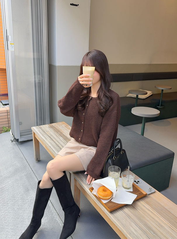 クルーネックゴールドボタンカーディガン