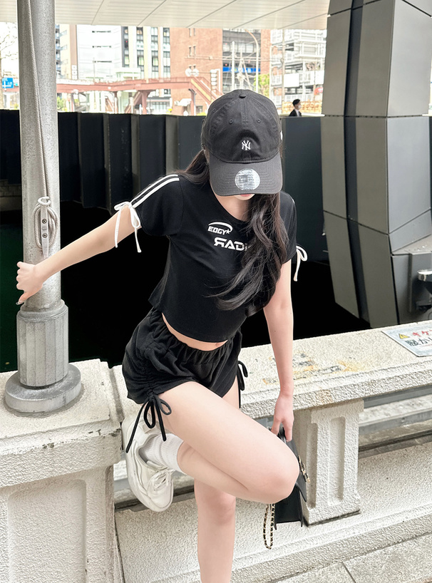サイドラインリボンロゴTシャツ