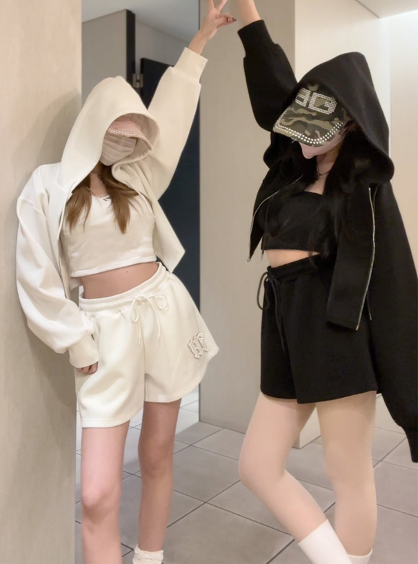 エンボスロゴショート丈パーカー×ショートパンツセットアップ