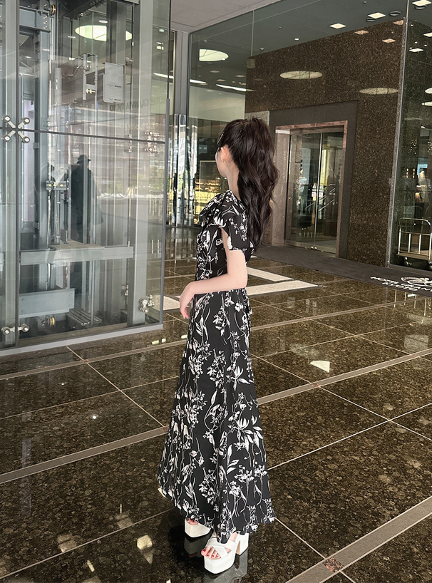 三上悠亜 花柄ショルダーリボンワンピース
