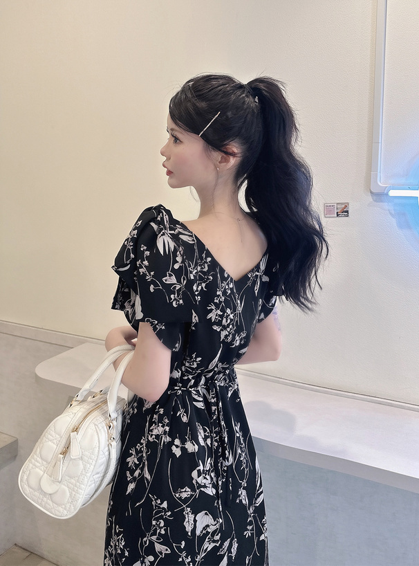 三上悠亜 花柄ショルダーリボンワンピース