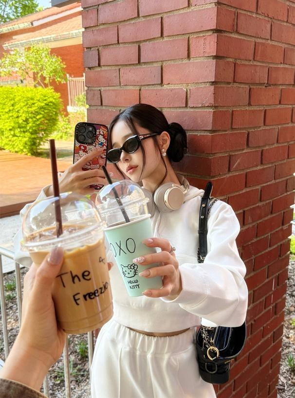 ショート丈パーカー×ワイドパンツセットアップ