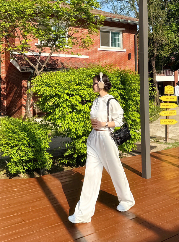 ショート丈パーカー×ワイドパンツセットアップ