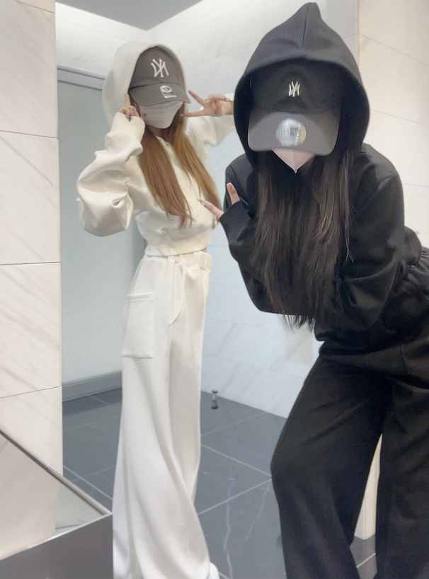 ショート丈パーカー×ワイドパンツセットアップ