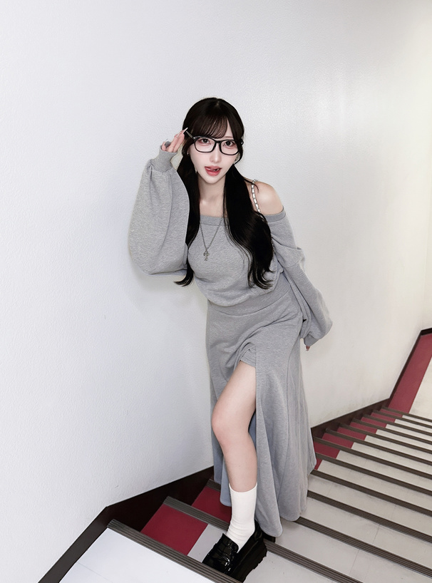 オフショルダースウェット×インパン付きスリットフレアスカートセットアップ