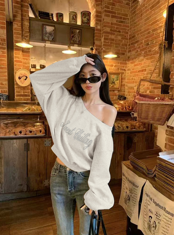 ビジューロゴオフショルトップス