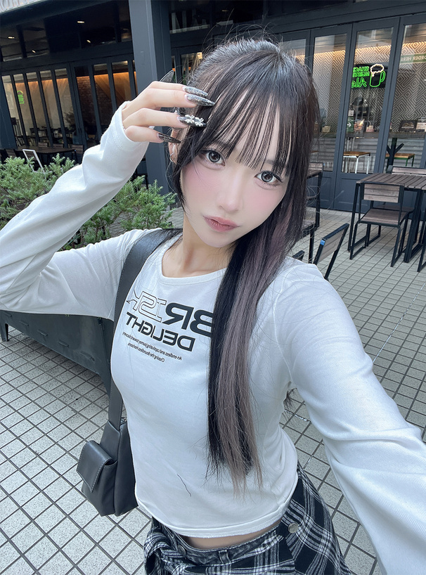 ロゴプリントショート丈Tシャツ