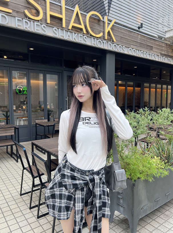 ロゴプリントショート丈Tシャツ