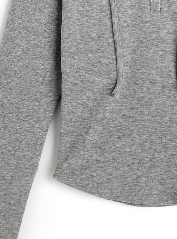 ロゴ刺繍フーディトップス