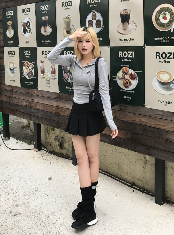 ロゴ刺繍フーディトップス