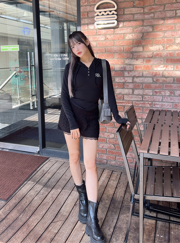 ロゴ刺繍フーディトップス