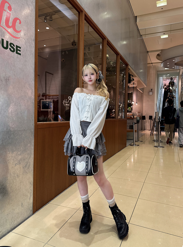 レースアップオフショルダーフリルトップス