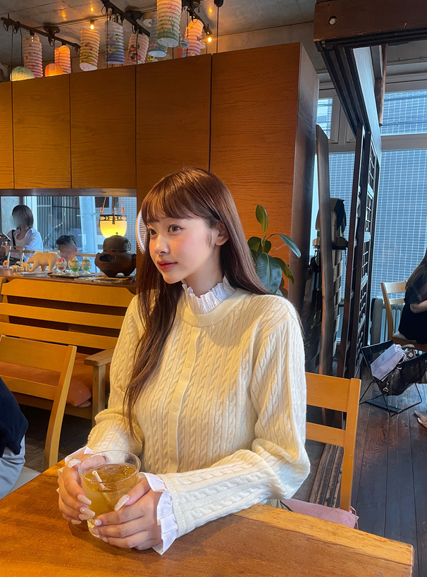 ILLIT アイリット BEB フリルレイヤード風ニットトップス