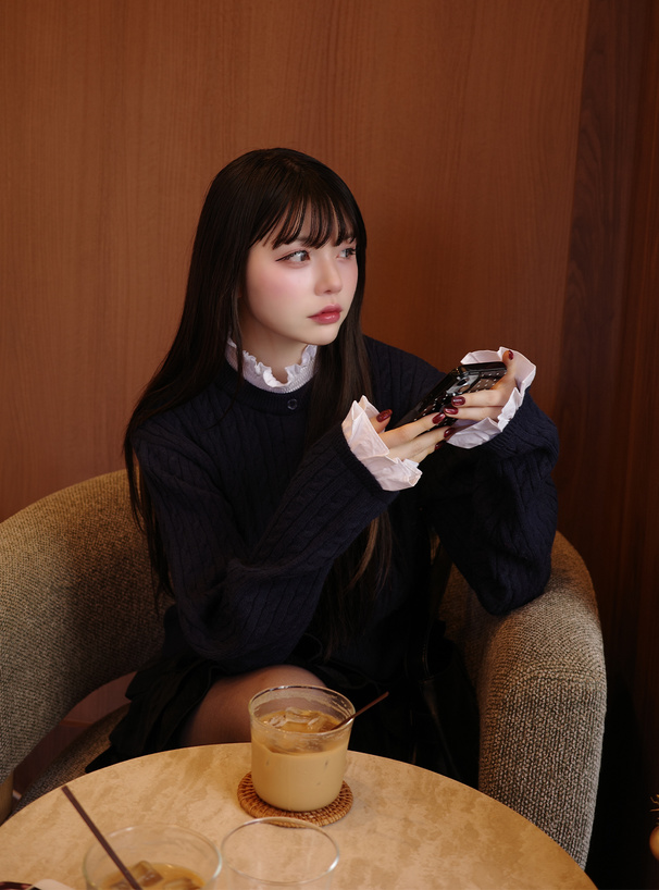 ILLIT アイリット BEB フリルレイヤード風ニットトップス