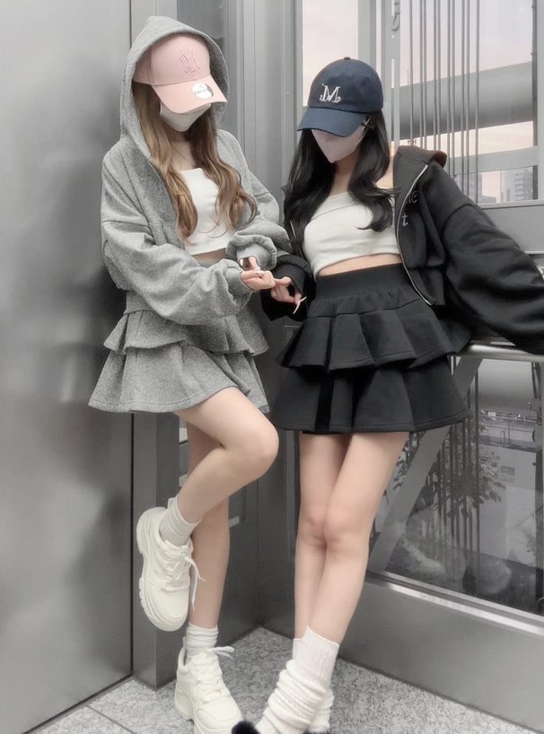 ラインストーンダブルジップパーカー×ティアードミニスカート