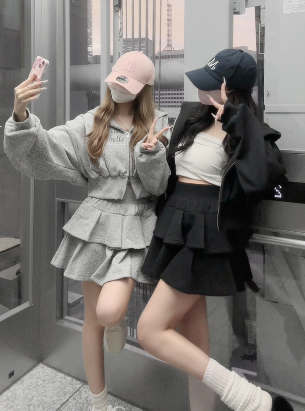 ラインストーンダブルジップパーカー×ティアードミニスカート