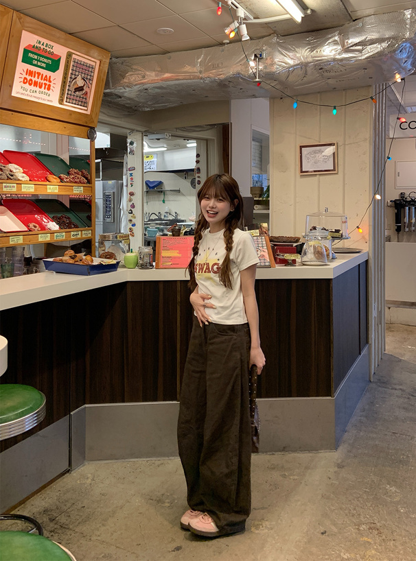 ILLIT アイリット BEB ロゴプリントTシャツ