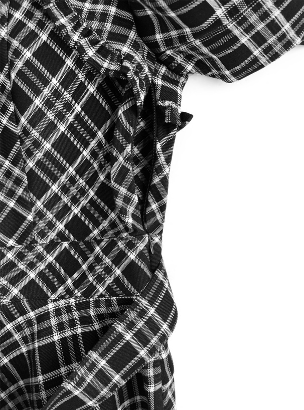 チェック柄レイヤード風ペプラムトップス×ショートパンツセットアップ