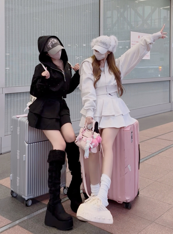 ラインストーンパーカー×ティアードフリルミニスカートスウェットセットアップ