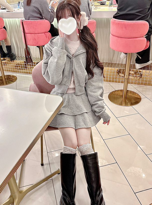 ラインストーンパーカー×ティアードフリルミニスカートスウェット
