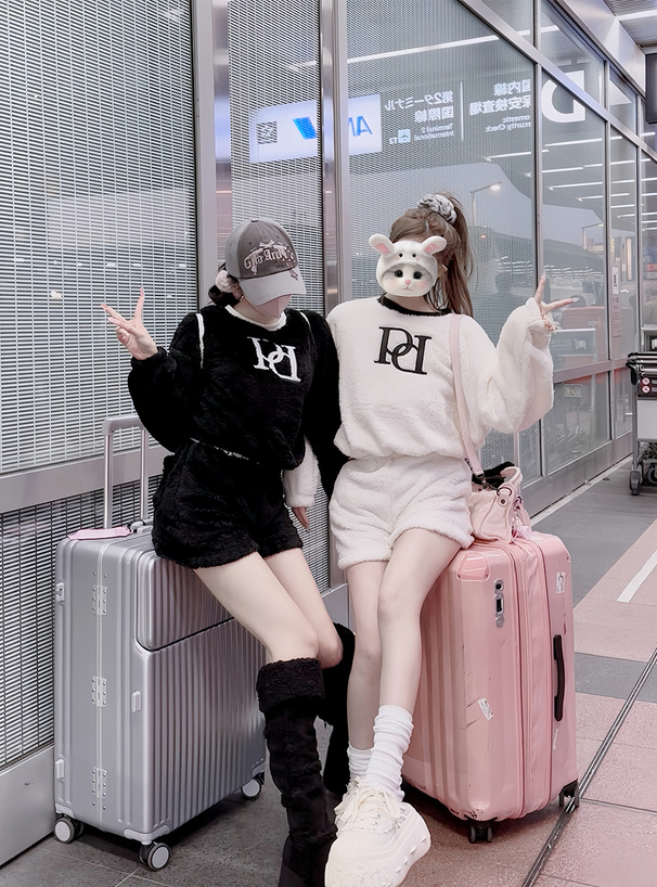 配色ロゴトップス×ショートパンツボアセットアップ