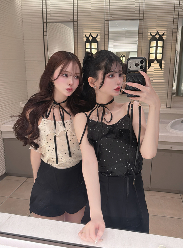 三上悠亜 タイ付きドット柄フリルキャミソール