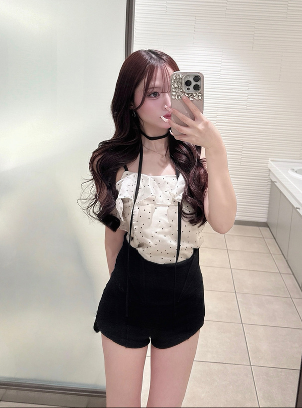 三上悠亜 タイ付きドット柄フリルキャミソール