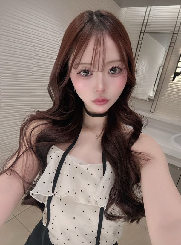 三上悠亜 タイ付きドット柄フリルキャミソール