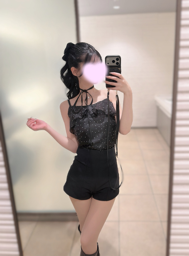 三上悠亜 タイ付きドット柄フリルキャミソール