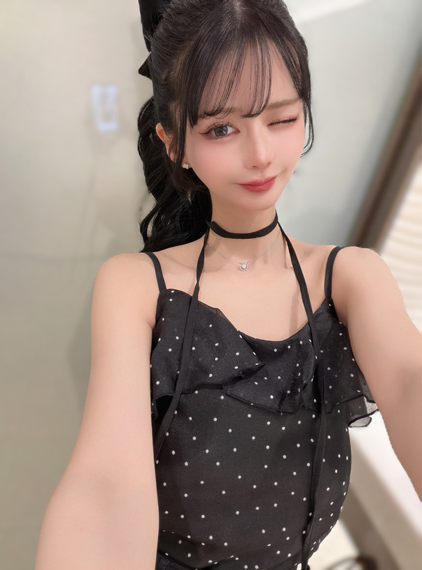 三上悠亜 タイ付きドット柄フリルキャミソール