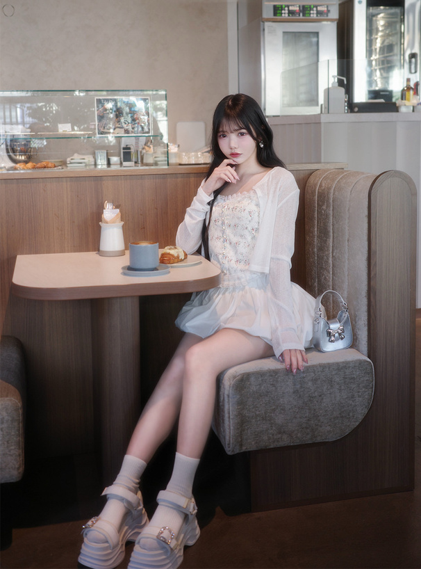 カップ付き花柄レースパールボタンキャミソールトップス