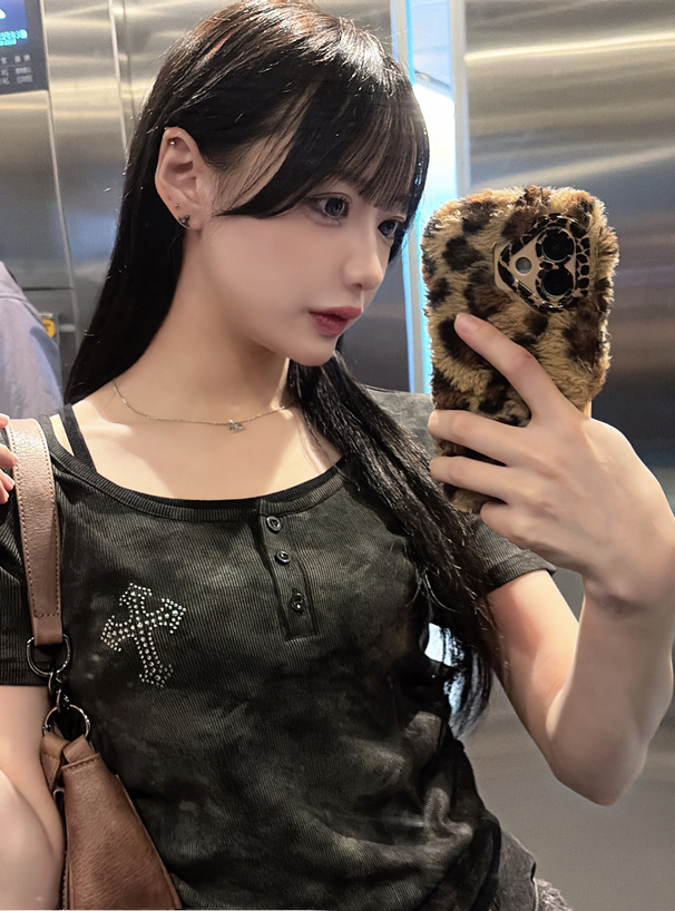 レイヤード風ヘンリーネックラインストーンロゴリブトップス