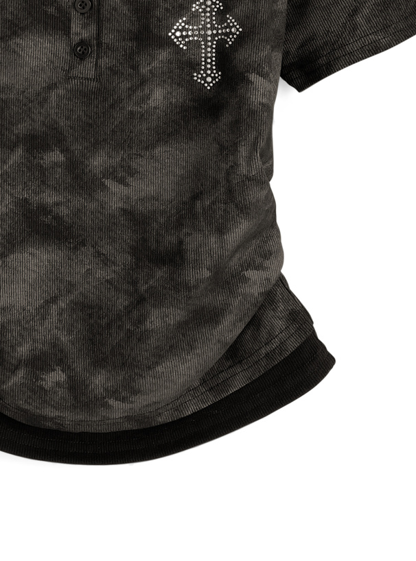 レイヤード風ヘンリーネックラインストーンロゴリブトップス