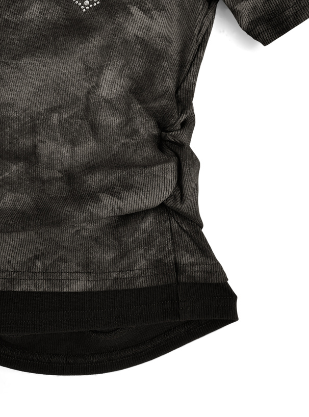 レイヤード風ヘンリーネックラインストーンロゴリブトップス