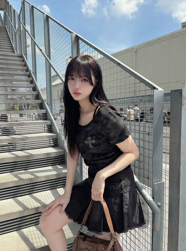 レイヤード風ヘンリーネックラインストーンロゴリブトップス